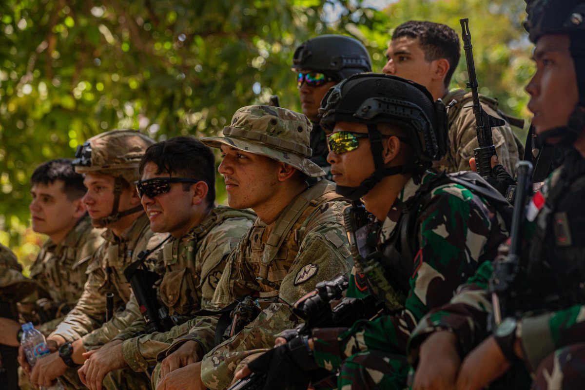 25thID's tweet image. ⚡ #FriendsPartnersAllies⚡ 

#Lightfighters are working side-by-side with #FriendsPartnersAllies during #ExerciseKsatriaWarrior engaging in a Staff Exercise and combatives exercises to increase #interoperability and #readiness.