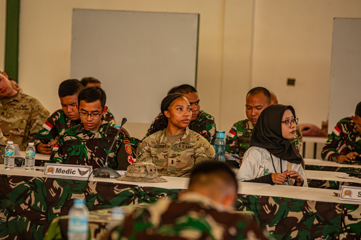 25thID's tweet image. ⚡ #FriendsPartnersAllies⚡ 

#Lightfighters are working side-by-side with #FriendsPartnersAllies during #ExerciseKsatriaWarrior engaging in a Staff Exercise and combatives exercises to increase #interoperability and #readiness.