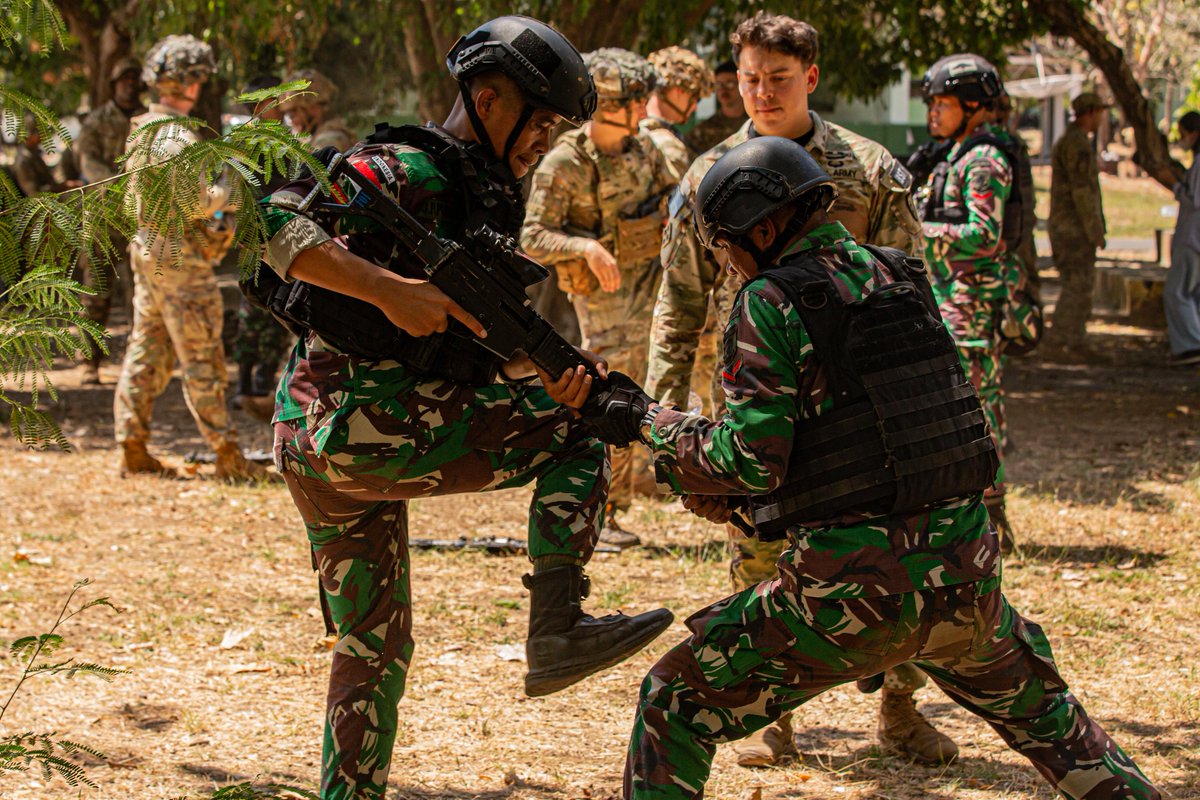 25thID's tweet image. ⚡ #FriendsPartnersAllies⚡ 

#Lightfighters are working side-by-side with #FriendsPartnersAllies during #ExerciseKsatriaWarrior engaging in a Staff Exercise and combatives exercises to increase #interoperability and #readiness.