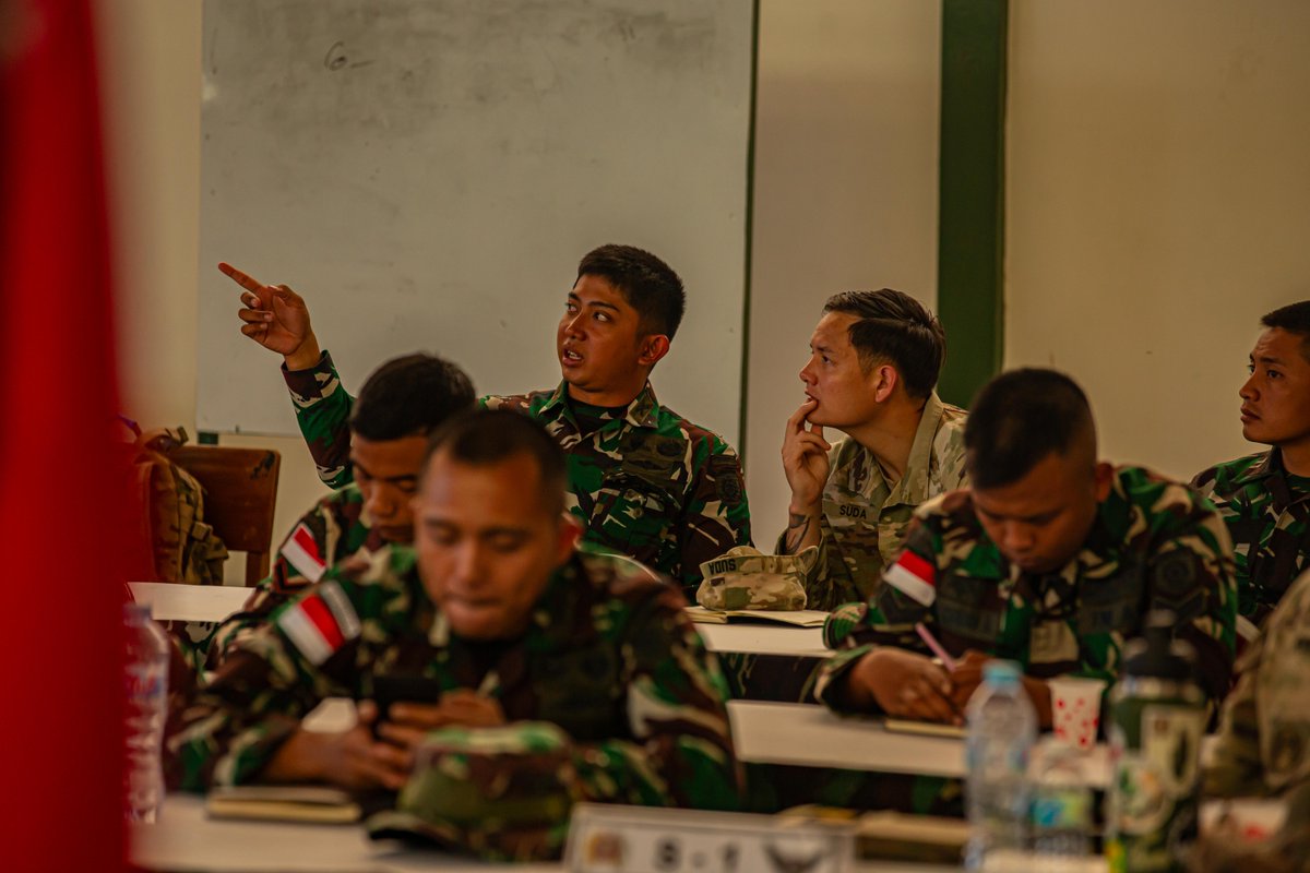 25thID's tweet image. ⚡ #FriendsPartnersAllies⚡ 

#Lightfighters are working side-by-side with #FriendsPartnersAllies during #ExerciseKsatriaWarrior engaging in a Staff Exercise and combatives exercises to increase #interoperability and #readiness.