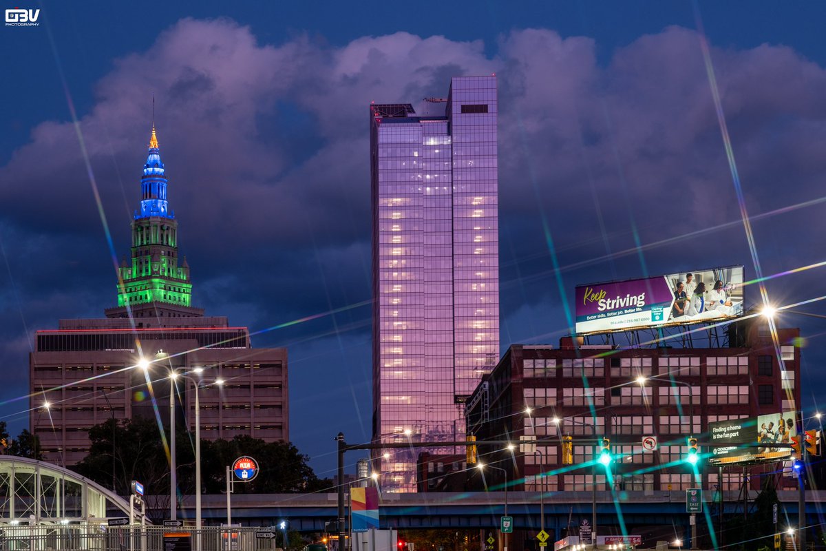 Obv2003's tweet photo. Shimmering in the blue hour. If you look at Sherwin Williams, the building is reflecting a pinkish hue from the sunset opposite of where I was facing. 

@DowntownCLE @TowerLightsCLE @TheCLE @SherwinWilliams @CityofCleveland #photography #cleveland #thisiscle #ohio #terminaltower https://t.co/DnkvkS72rk