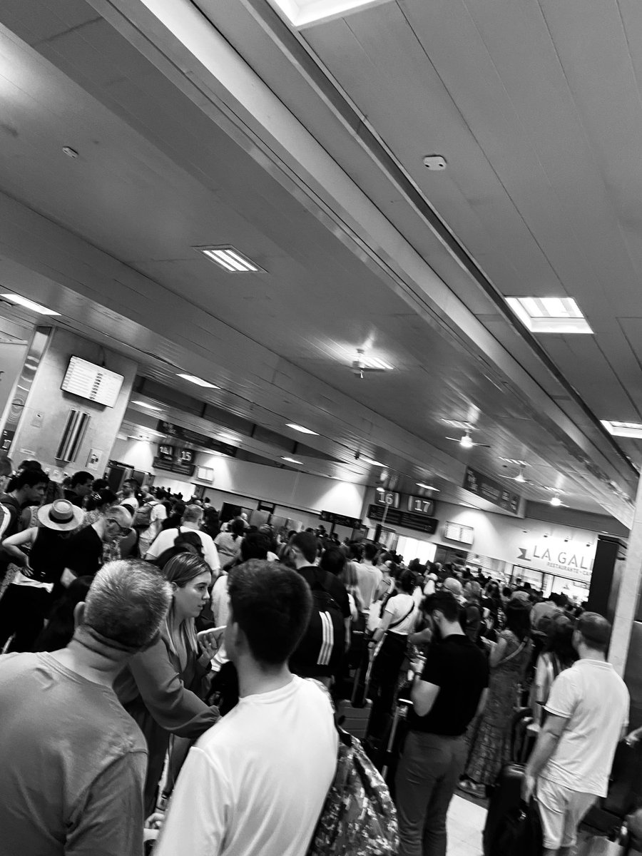 optimavalladoli's tweet photo. Vergüenza la Estación de Chamartin en pleno agosto https://t.co/KUJjyhY3Ip