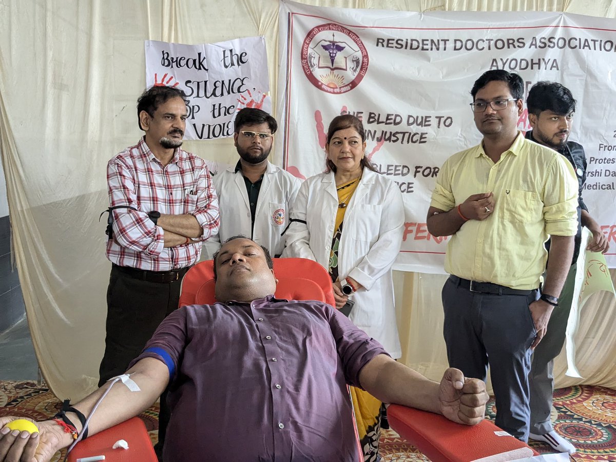 imajdnup's tweet photo. #UttarPradesh : Residents, Interns, Medical Students of Rajarshi Dashrath Medical College, #Ayodhya organised Blood Donation Drive in sympathy of Second year resident,who had lost her life in RG KAR Medical College, Kolkata, West Bengal.

@ANI @htTweets @timesofindia @IndiaToday @aajtak @DrDhruvchauhan @abplive @tripathib133 

#RGKarCollege