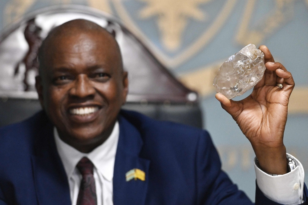 A massive 2,492-carat diamond — the second largest in the world — was discovered in #Botswana. The African nation is one of the world's largest producers of #diamonds, which constitute its main source of income -- 30% of GDP and 80% of its exports
➡️ s.thepeninsula.qa/nbkajz