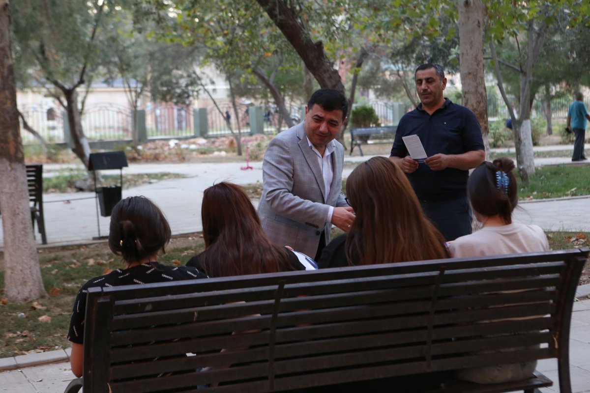 Seçicilərimlə görüşlərim davam edir!

Səyyar görüşlər zamanı seçicilərimi seçki platformamla tanış etdim, hədəf götürdüyüm məsələlər barədə onları məlumatlandırdım.