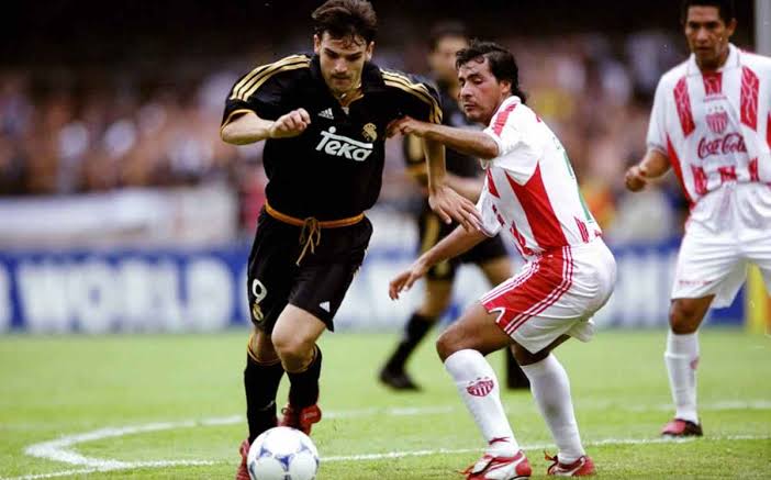 LineaDeGol2020's tweet photo. El rival en el juego de consolación era ni más ni menos que el Real Madrid, con el que empataron a 1 gol y posteriormente vencieron en tanda de penales, poniendo fin a su destacada actuación, liderados por un ícono e histórico del club como Alex Aguinaga. https://t.co/YQBURFDTlT