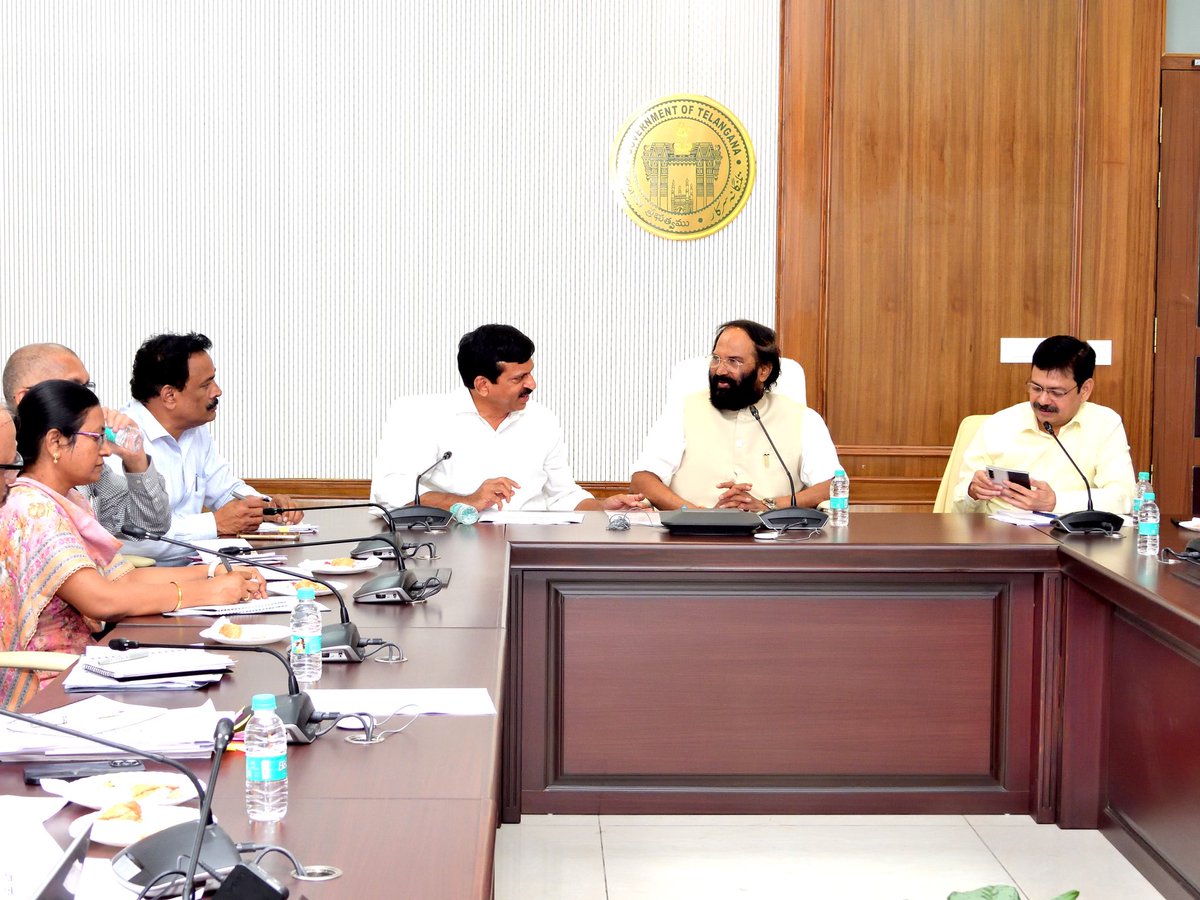 UttamINC's tweet photo. Conducted State Level Vigilance Committee meeting along with @mpponguleti.

Congress Govt to roll out fine rice scheme from January 2025.

Ration shops to offer wheat at subsidised prices across Telangana.

Also reiterated my caution against ration dealers’ diversion of PDS rice. https://t.co/EzABRk3cVh