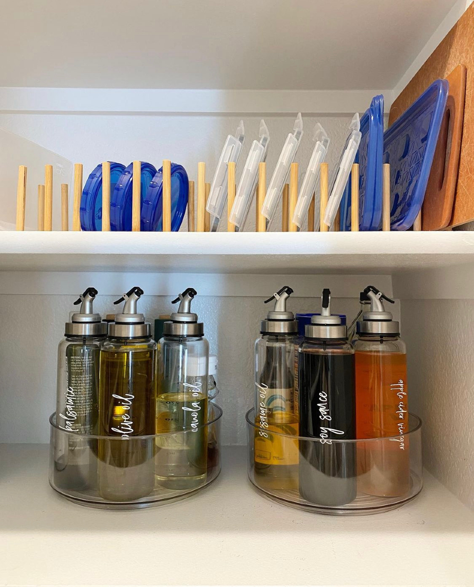 TheUnclutteredL's tweet image. Kitchen Declutter Tips: 🧼 Clear countertops, keep only essentials. ➕➖ One In, One Out rule. 🌶️ Toss old spices, organize &amp;amp; label. 🥫 Use clear bins for pantry. 🧺 Use drawer dividers. 🍳 Hang pots/pans. 🗂️ Keep a tidy junk drawer.

theunclutteredlife.com/products/p/dec…

#KitchenDeclutter