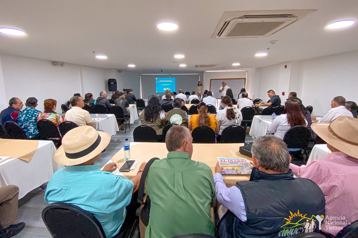 Acompañamos a 60 campesinos de la <a href="/ANUC_COLOMBIA/">ANUC NACIONAL</a> en el taller de fortalecimiento a la economía solidaria.

En conjunto con la <a href="/UniJaveriana/">Pontificia Universidad Javeriana</a> brindamos herramientas técnicas para la comercialización de productos agrícolas. La #ReformaAgraria y la economía popular son imparables.🌾