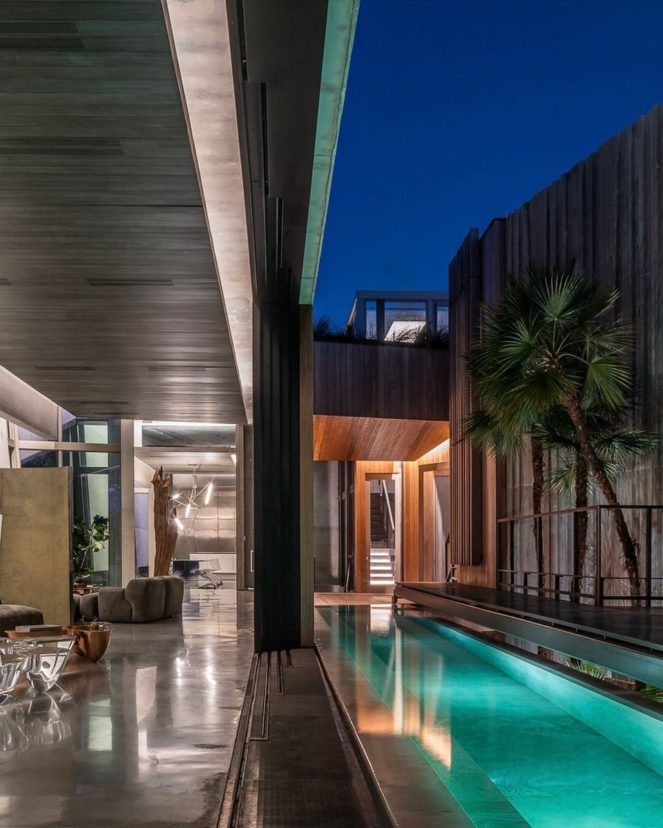 espacioyconfort's tweet photo. Esta residencia de @ReneGonzalezArchitects fue diseñada para abordar la subida del nivel del mar y por eso está elevada. La casa toca ligeramente el suelo. https://t.co/BGhupE851H