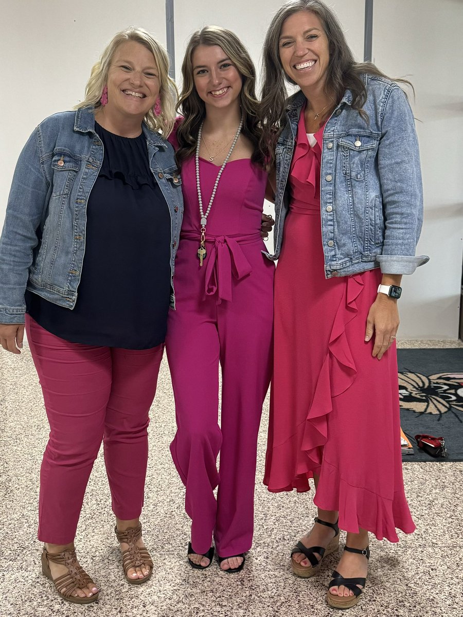Erinmomto9's tweet photo. On picture day we wear pink!
@GopherCounselor @maddies329 https://t.co/X4dxiueXBW