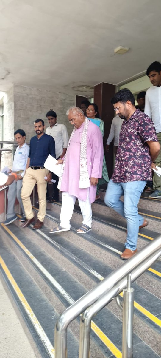 TheUpenYadav's tweet photo. पंचायतीराज JEN भर्ती के नियम संशोधन को लेकर आज युवाओं के प्रतिनिधिमंडल के साथ सचिवालय में अधिकारीयों से मुलाकात की।
फाइल ऑफलाइन कल विधि विभाग में जाएगी और आने वाले कुछ दिनों में कैबिनेट से नियम संशोधन हो जाएगा।

#कल_1_बजे_त्रिवेणी_नगर_युवाओं_से_मुलाकात_करूंगा।

नई भर्तियों की विज्ञप्ति व कैलेंडर के संबंध में माननीय मुख्यमंत्री जी के समक्ष युवाओं की बात मजबूती से रख चुका हूं और एक बार फिर जल्द माननीय मुख्यमंत्री जी से मुलाकात करके मजबूती से युवाओं की बात रखूंगा।
नई कंप्यूटर अनुदेशक, स्कूल व्याख्याता, वरिष्ठ अध्यापक भर्ती, रीट पात्रता परीक्षा, ऊर्जा विभाग की भर्तियां, सीईटी विसंगति, युवाओं की विभिन्न अन्य कई मांगों को माननीय मुख्यमंत्री जी के समक्ष रखूंगा।
और आज भी रीट पात्रता परीक्षा और शिक्षा विभाग की नई भर्तियों की बात माननीय शिक्षा मंत्री जी के समक्ष रखी हैं और माननीय शिक्षा मंत्री महोदय जी ने RPSC को नई भर्तियों की अभ्यर्थना भेजने की बात कही हैं।