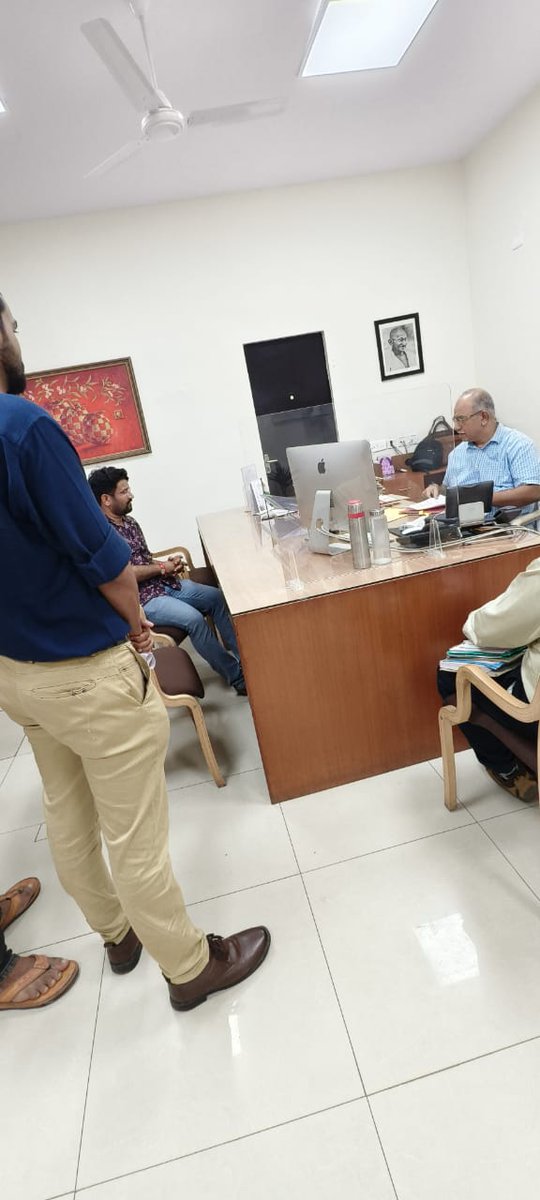 पंचायतीराज JEN भर्ती के नियम संशोधन को लेकर आज युवाओं के प्रतिनिधिमंडल के साथ सचिवालय में अधिकारीयों से मुलाकात की।
फाइल ऑफलाइन कल विधि विभाग में जाएगी और आने वाले कुछ दिनों में कैबिनेट से नियम संशोधन हो जाएगा।

#कल_1_बजे_त्रिवेणी_नगर_युवाओं_से_मुलाकात_करूंगा।

नई भर्तियों की