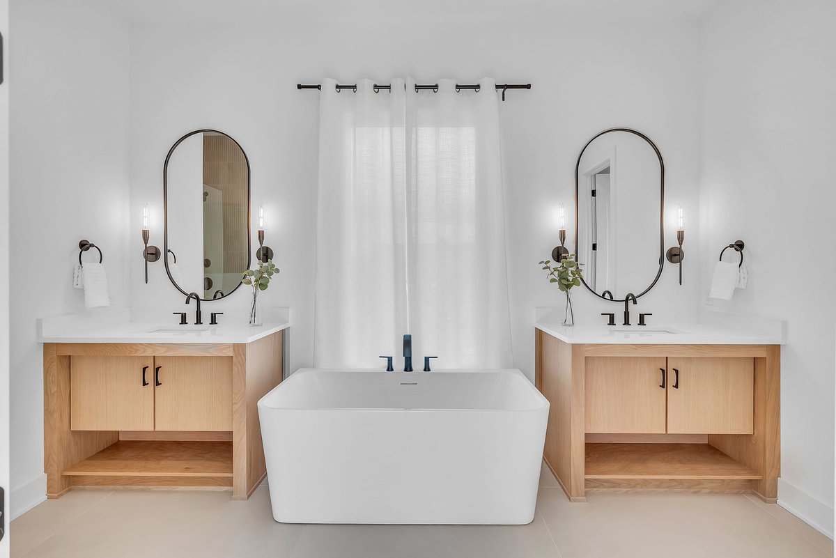 ParosGroupllc's tweet image. Dreams are a little sweeter in this luxurious primary suite. From lush fixtures and premium design elements to superior craftsmanship, this space has been designed for ultimate relaxation. #homebuilder #nashvilletn #nashvillebuilder #ferguson #dreamhome #housegoals #moderndesign