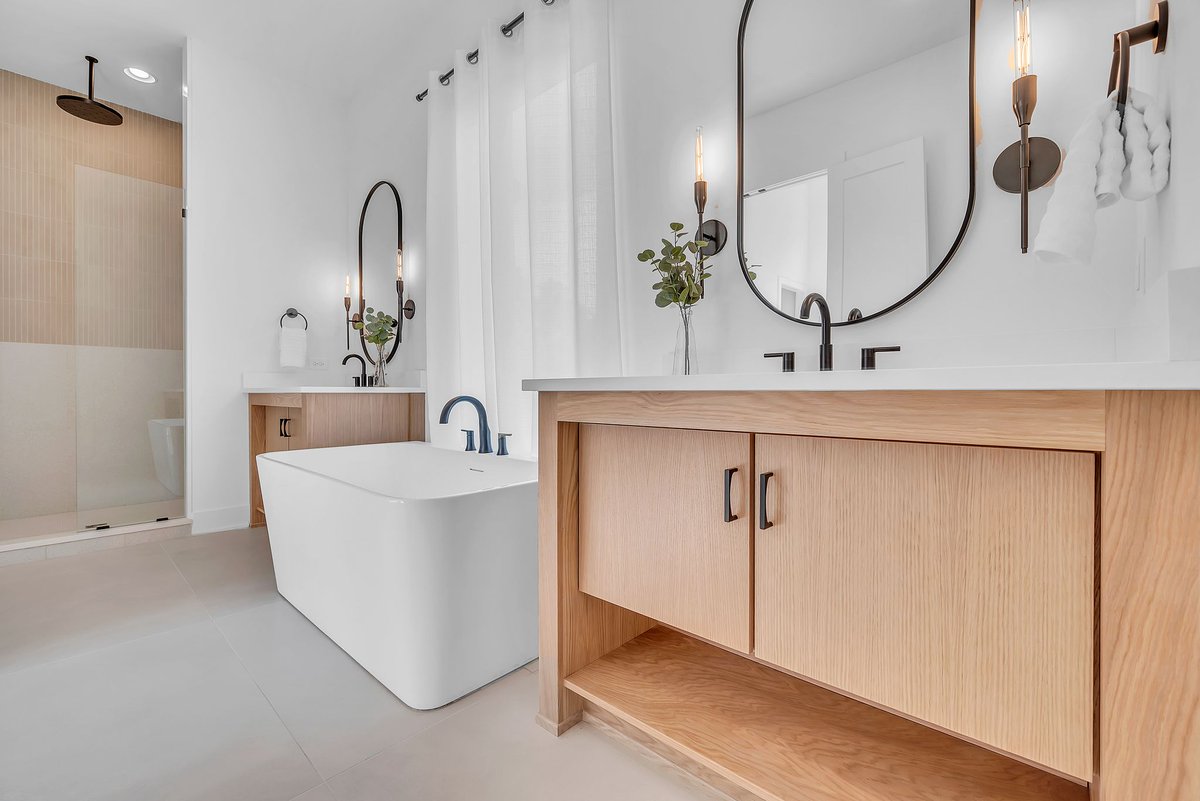 ParosGroupllc's tweet image. Dreams are a little sweeter in this luxurious primary suite. From lush fixtures and premium design elements to superior craftsmanship, this space has been designed for ultimate relaxation. #homebuilder #nashvilletn #nashvillebuilder #ferguson #dreamhome #housegoals #moderndesign