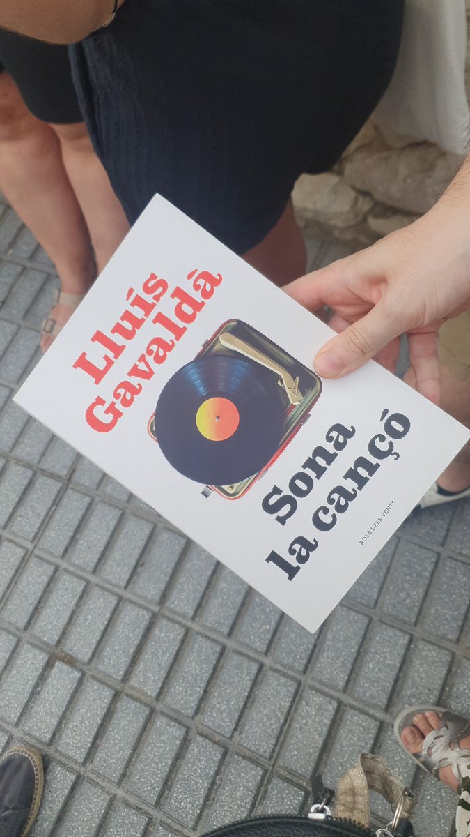 lurdessanchezfp's tweet photo. Fent cua a la Biblioteca Vila-seca per a #Sonalacanço amb el @lluisgavalda i el @joanpauchaves . Ens el signareu? https://t.co/jldrUyLFxj