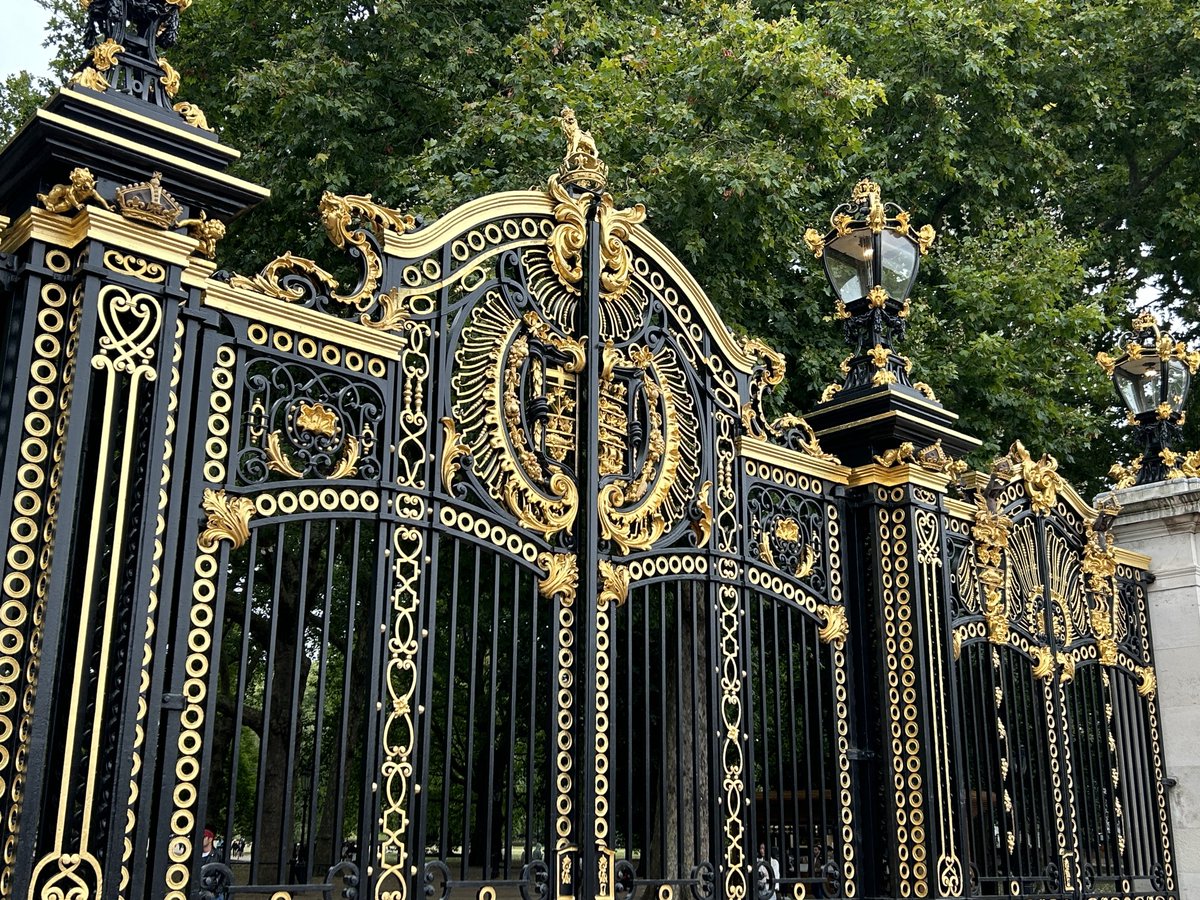 terrynikkel's tweet photo. Canada Gate, Buckingham Palace https://t.co/UEmGFzBF4i