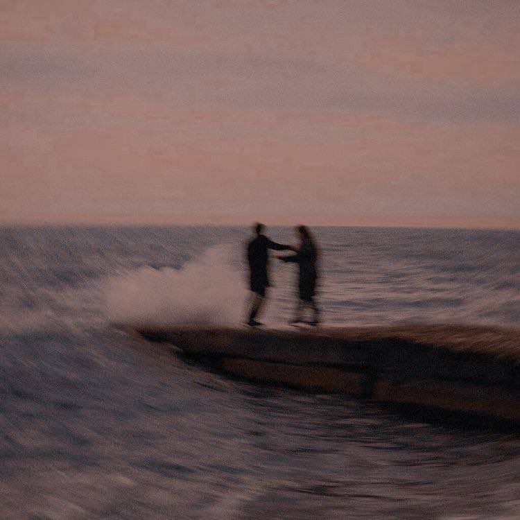 Farsçada sahte nezaketi anlatmak için bir deyim vardır: Pamukla baş kesmek.

Dost görünüp aslında zarar verenler için de kullanılır. Bazen fazla ilginin altında nefret yatar, bunu sahte nezaketten anlarsınız.

Pamukla baş kesenlere dikkat edin, dilleri tatlı, niyetleri farklıdır.