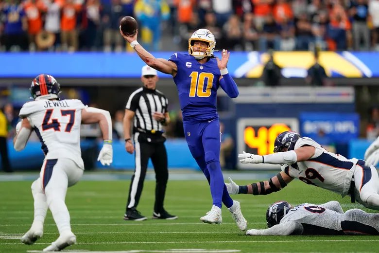 MLFootball's tweet photo. JUSTIN HERBERT IS NOT TO BLAME…

The #Chargers defense the last three years under Brandon Stanley.
                    
PPP allowed: 30th most in the league 
YPG allowed: 28th
Rushing YPG allowed: 30th 
3rd down: 29th 

HISTORICALLY BAD. No QB can win with that 😳

(@Volture1O1) https://t.co/avLr8Fx0Pp