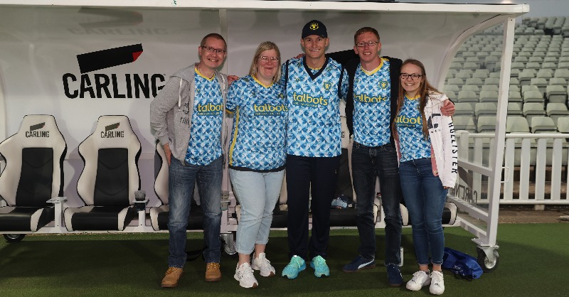 WarwickshireCCC's tweet image. 𝗖𝗮𝗿𝗹𝗶𝗻𝗴'𝘀 𝗕𝗲𝘀𝘁 𝗦𝗲𝗮𝘁𝘀 𝗜𝗻 𝗧𝗵𝗲 𝗛𝗼𝘂𝘀𝗲! 🙌 

- Best Seats in the House 🏟️
- Food and drink 🍕
- No U18s 🔞

Want to join us for our massive QF?! Just follow and 𝙍𝙏 for your chance to win. 

🐻#YouBears | #CarlingsBestSeats | @carling