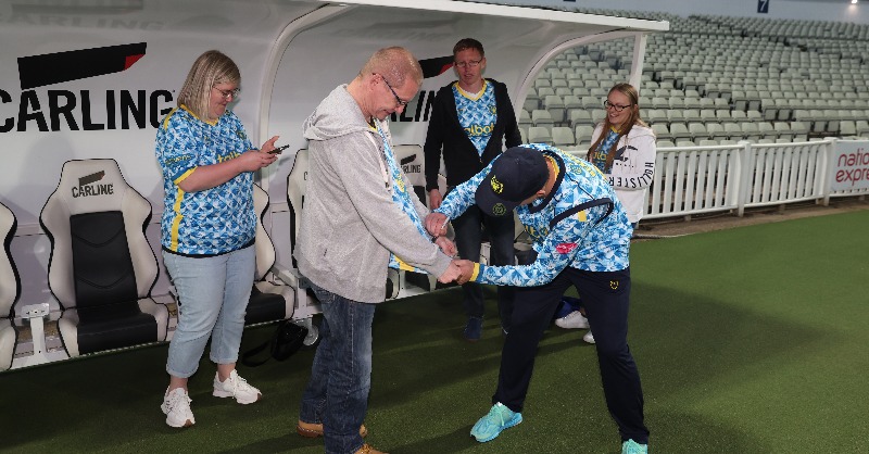 WarwickshireCCC's tweet image. 𝗖𝗮𝗿𝗹𝗶𝗻𝗴'𝘀 𝗕𝗲𝘀𝘁 𝗦𝗲𝗮𝘁𝘀 𝗜𝗻 𝗧𝗵𝗲 𝗛𝗼𝘂𝘀𝗲! 🙌 

- Best Seats in the House 🏟️
- Food and drink 🍕
- No U18s 🔞

Want to join us for our massive QF?! Just follow and 𝙍𝙏 for your chance to win. 

🐻#YouBears | #CarlingsBestSeats | @carling