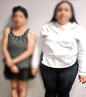 PoliciaEcuador's tweet photo. #CAPTURADAS 3 CIUDADANAS, PRESUNTAS IMPLICADAS EN EL DELITO DE SECUESTRO EN #LOSRÍOS
Mediante diligencias investigativas aprehendimos a tres ciudadanas, en el cantón Quinsaloma, #Quevedo, quienes mediante mensajes de carácter extorsivo exigían una alta cantidad de dinero para la liberación de las víctimas que habrían sido interceptadas mientras se movilizaban en un vehículo.
Las aprehendidas registran boletas de detención por este Ilícito.
#FICE
#FirmesContraLaExtorsión