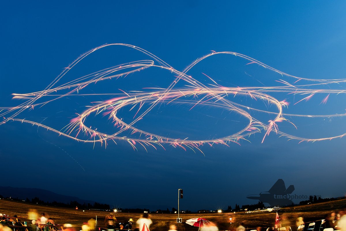 TMcBphoto's tweet photo. Tried my shot at a long exposure of one of the night show performers. Ever wondered what a Kyle Fowler with Go EZ Aerobatics night show looks like in a single exposure? Here's your answer, seen through a 16mm 4:30 long shot from the Abbotsford International Airshow!
#kylefowler https://t.co/VPHlqQdztl
