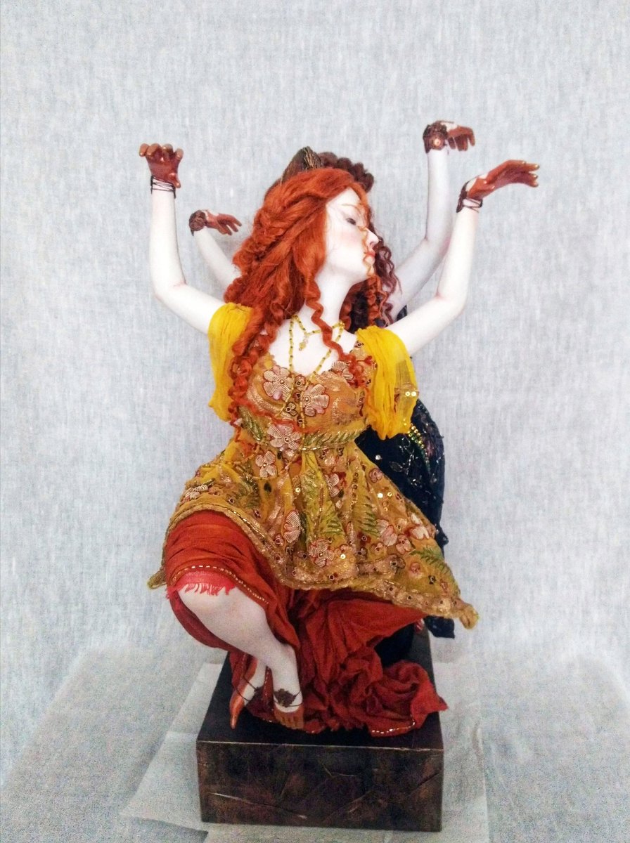 Из старенького.
Сапфо и Фрина.
Критянки, под гимн,
Окрест огней алтарных
Взвивали, кружась,
Нежные ноги стройно,
На мягком лугу
Цвет полевой топтали.
                            Сапфо.
#art #artwork #dolls #artist