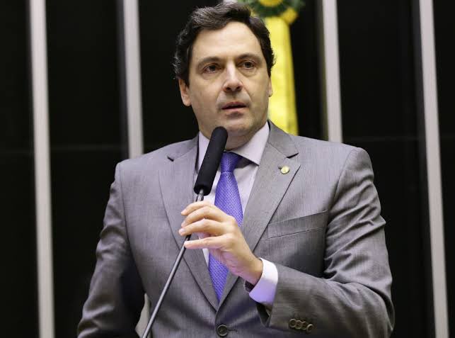 NewsLiberdade's tweet photo. 🚨URGENTE - Deputado Luiz Philipe de Orleans e Bragança será relator da proposta para diminuir poder do Supremo! https://t.co/wzlZ7BGzgg