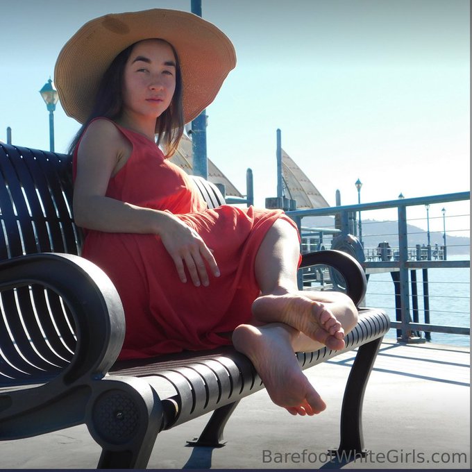 Dina's bare soles are waiting for you to enjoy them...  https://t.co/c1SwoYetYP https://t.co/uBXmj3P