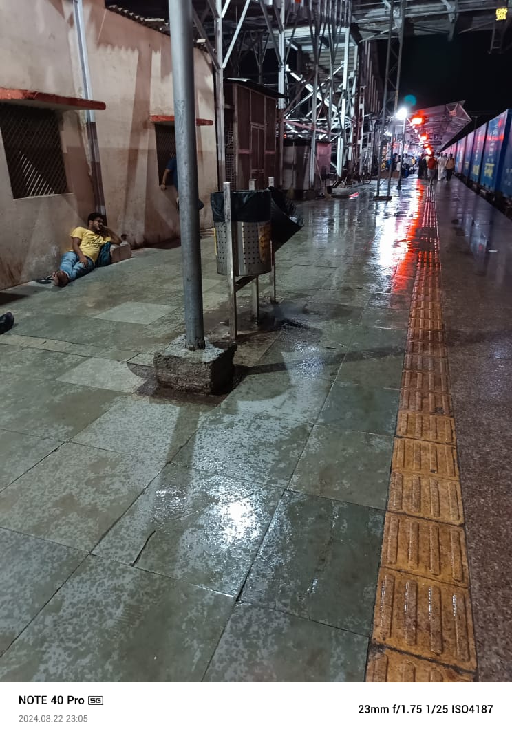 SrDCM_Agra's tweet photo. @ChetansenSen95 @narendramodi @RailMinIndia @DRM_Agra @SBM_UP महोदय आपकी शिकायत पर त्वरित संज्ञान लेते हुए उक्त स्थान  की साफ सफाई करादी गयी है,रेलवे प्रशासन यथासंभव बेहतर सेवाएं उपलब्ध कराने के लिए प्रयासरत है। आपके सहयोग और धैर्य के लिए धन्यवाद । https://t.co/QpFxiUQRto