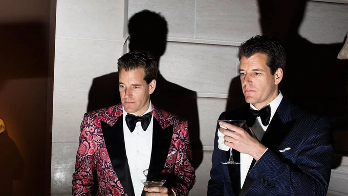 EnzoManis's tweet photo. Mark Zuckerberg a volé Facebook à deux personnes.

Alors, ils l'ont poursuivi pour 65 millions de dollars.

Aujourd'hui, ils sont milliardaires grâce aux cryptos.

Voici 6 leçons tirées de l'histoire incroyable des jumeaux Winklevoss : https://t.co/LWovjKalHA