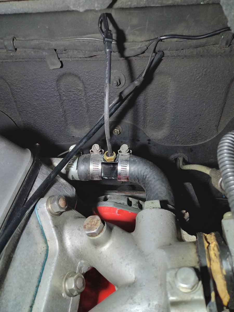 Hino_con_bot's tweet photo. バイク用のデジタル水温計を付けて、純正メーターとの誤差を確認。サーモスタットの動きも確認出来るくらい感度が良いです。 https://t.co/p6UCtAmR7v