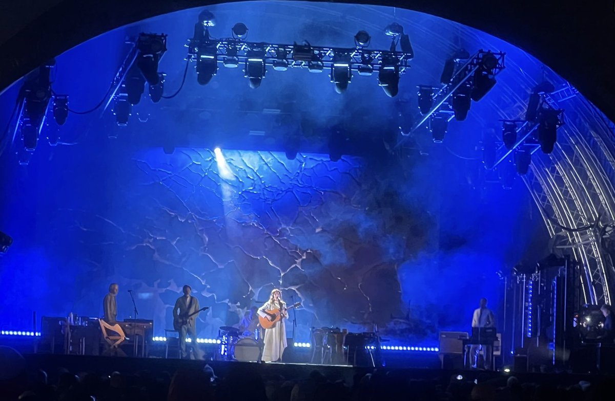 Torrential rain ☔️ at <a href="/PJHarveyUK/">PJ Harvey</a>  at <a href="/CHSqBelfast/">CHSq Belfast</a> but still as beautiful and enchanting as ever 🔮