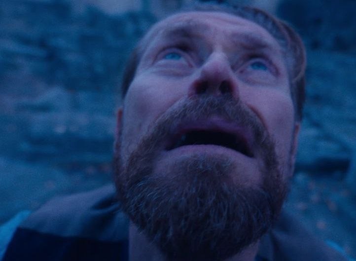 нелюбимая футболка в шкафу смотрит на мой прилив энтузиазма требующий сделать из нее майку в пол третьего ночи