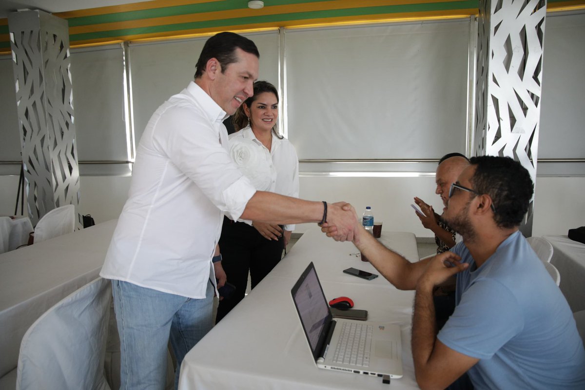 juancamunizp's tweet photo. Hoy presenté la estrategia #TransformandoRegiones a los alcaldes y representantes de la @GobCaqueta. Fue una valiosa oportunidad para conocer de cerca sus necesidades y contarles cómo podemos apoyarlos desde #Findeter para sacar adelante los proyectos que sus comunidades requieren.