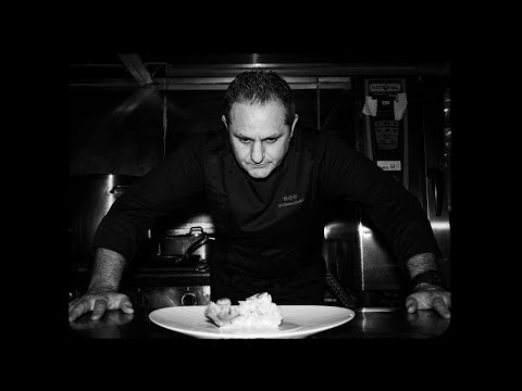 TOPCHEFSIE's tweet image. Chef Guillaume Galliot of three-MICHELIN-starred Caprice ditches the old-school kitchen chaos for a calm approach. Discover how he keeps his team strong with less than 10% turnover in a post-pandemic world. 🍽️👨‍🍳 #MichelinStar #ChefsLife #HongKongEats
jo.my/1yru7ay