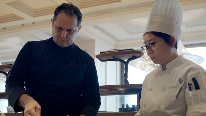 TOPCHEFSIE's tweet image. Chef Guillaume Galliot of three-MICHELIN-starred Caprice ditches the old-school kitchen chaos for a calm approach. Discover how he keeps his team strong with less than 10% turnover in a post-pandemic world. 🍽️👨‍🍳 #MichelinStar #ChefsLife #HongKongEats
jo.my/1yru7ay