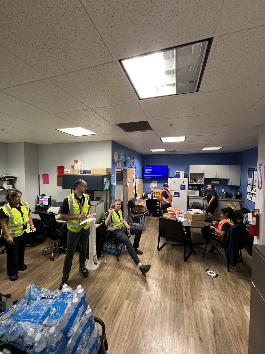 Perfect push back ✅ Team photo ✅ Pizza Party?!?! ✅✅✅ <a href="/UGESocial/">United Ground Express</a> team in MFR is staying safe and checking all the boxes! <a href="/united/">United Airlines</a> <a href="/AOSafetyUAL/">AO Safety UAL</a> @jacquikey <a href="/Westcoastmike1/">West Coast Mike</a> @Jmass29Massey <a href="/JohnK_UA/">John Kleberg</a>