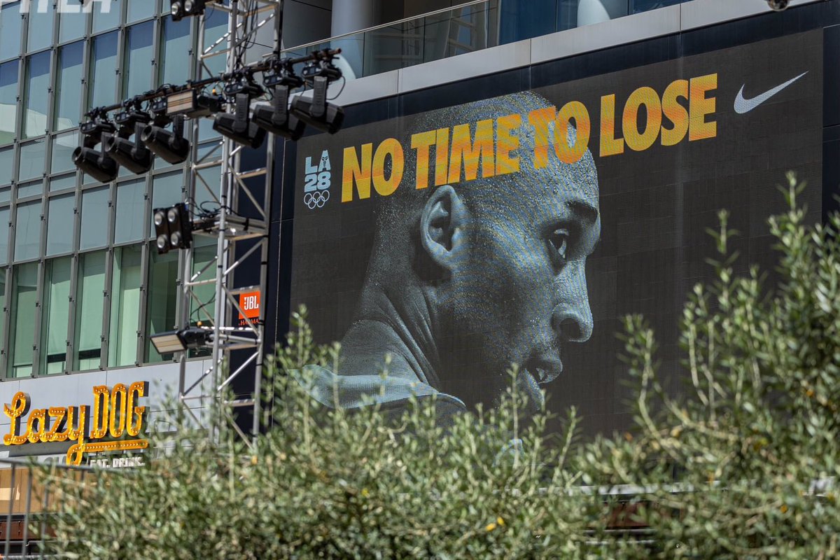 LakeShowYo's tweet photo. new Kobe mural in DTLA 💜💛 https://t.co/jS7fsj17vl