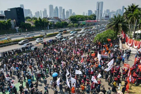 Why are there mass protests in Indonesia? 

I am going to try my best to quickly summarise this for non-Indonesian readers. 

The current Joko Widodo (Indonesia’s president) government was trying to undo a court ruling that could challenge the status quo by lowering the seat