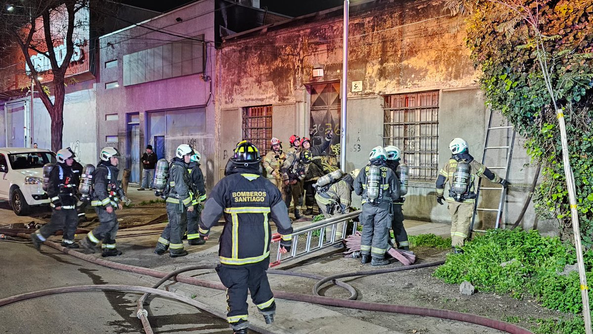 cbsantiago's tweet photo. 🔴 AHORA: el Cuerpo de Bomberos de Santiago declara 2ª Alarma de #Incendio en propiedad de calle Arauco y San Isidro, en la comuna de #Santiago.
La respuesta es con 13 máquinas correspondientes a igual número de Compañías.
#EmergenciasCBS
#BomberoSantiago https://t.co/eAGOpKV9UQ
