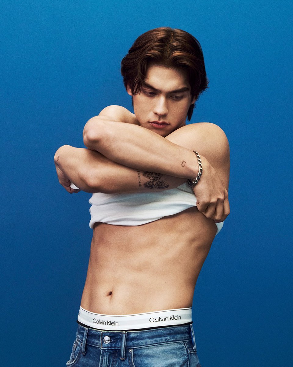 VogueThailand's tweet photo. #VoguePicks แบรนด์ @CalvinKlein ปล่อยภาพใหม่จากแคมเปญล่าสุด Fall 2024 พร้อม 'ไบร์ท-วชิรวิชญ์ ชีวอารี' @bbrightvc ในลุคเดนิมสุดเท่ แคมเปญนี้จะพาคุณดื่มด่ำไปกับสไตล์สุดเท่ของไบร์ท พร้อมฉากหลังโทนสีฟ้าและเขียวเข้มที่ช่วยขับเน้นความมีเสน่ห์ของเขา ไบรท์มาในยีนส์รุ่นล่าสุด เสื้อยืดโลโก้ และเสื้อคลุมเดนิมสุดเท่ บ่งบอกถึงความมั่นใจและสไตล์สบายๆ ที่จะทำให้คุณตกหลุมรัก
.
พบกับไบร์ทในเดนิมหลากหลายลุคที่เป็นซิกเนเจอร์ของ Calvin Klein โดยลุคไฮไลท์ ได้แก่ ลุคกางเกงยีนส์ทรงตรงเบสิกแบบคลาสสิก กับเสื้อเชิ้ตเดนิมทรงสลิมในเฉดสีตัดกัน สวมทับด้วยแจ็คเก็ตบอมเมอร์ผ้าทวิลไนลอน สร้างลุคคุมโทนที่ไม่ซ้ำใคร #mycalvins #CalvinKleinTH #BrightxCalvinKlein
