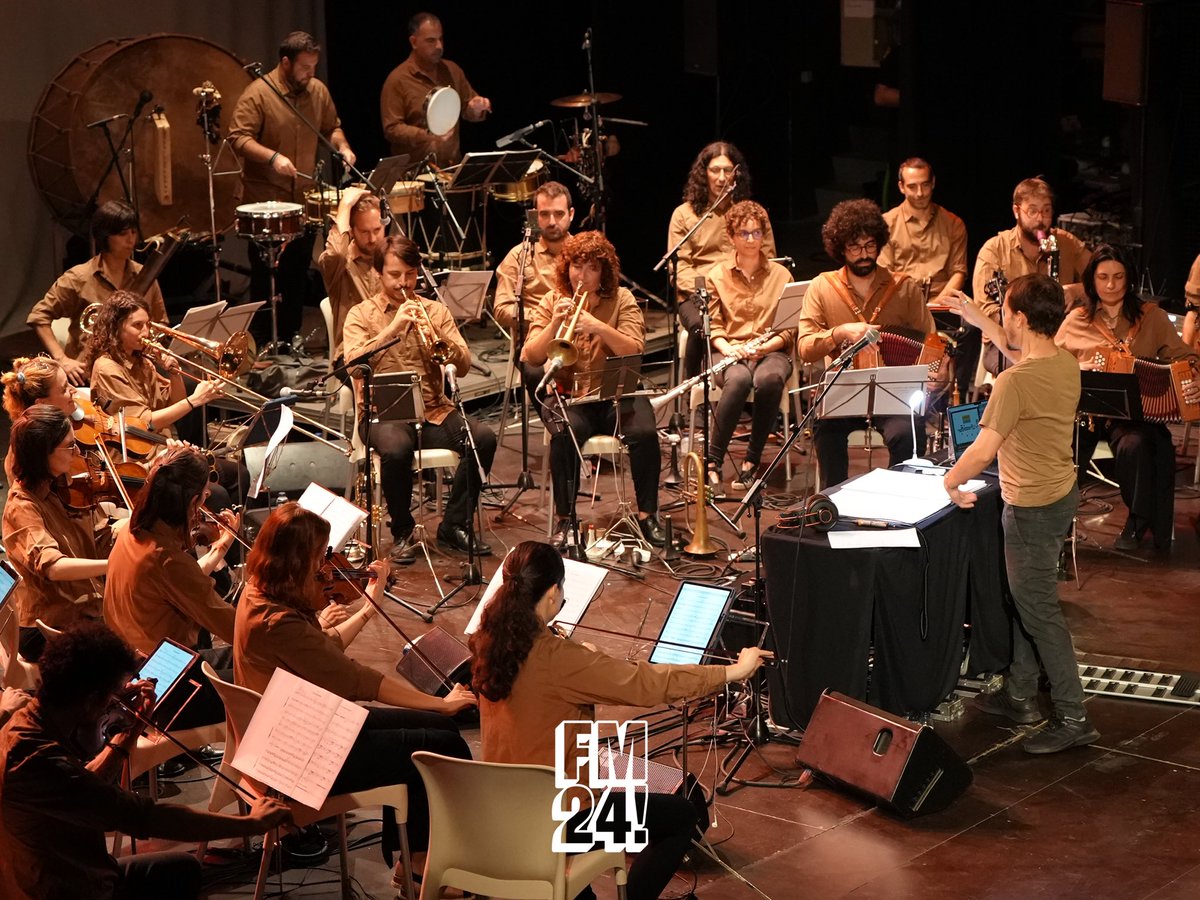 fmvilafranca's tweet photo. L'@OmacOrquestra i els @Verds: música, castells i tradició al @TeatreCasal del @casalvilafranca,  @Quartet_MELT i  @AlbaArmengou. 

#fmvila #explosiva https://t.co/bQglH6H66j