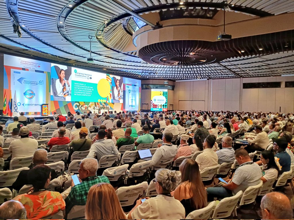 ErikaTatianaSn2's tweet photo. #Confecoop || Hoy durante todo el día he acompañado la convención No: 23 del Congreso Nacional Cooperativo, con la asistencia de la bancada economía solidaria, la participación de la Superintendente de Economía Solidaria María José Navarro y demás juntas directivas de Cooperativas en Colombia.
El objetivo es pasar del discurso y la buena intención a la acción concreta que garantice la sostenibilidad social, económica y empresarial del modelo cooperativo.
@supersolidaria_ @ConfecoopCol @Confecamaras