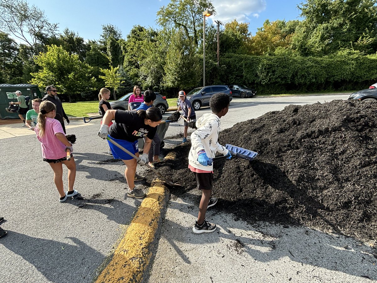 The annual JWMS community mulch night was fun! We’re ready for school!!😊😊