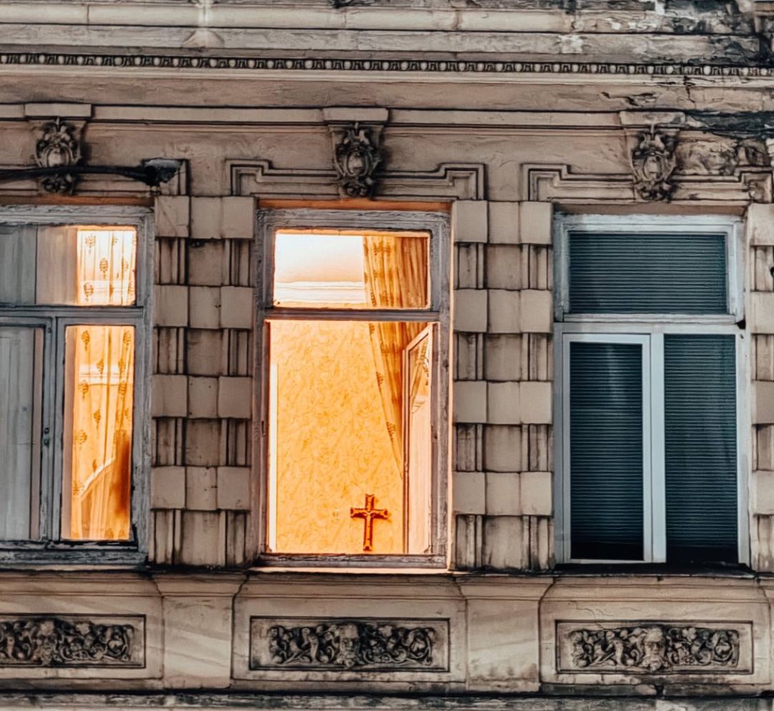WorldBibleGuide's tweet photo. Even in the quiet corners of our world, the light of faith shines through. God is not just everywhere; He is in the spaces where light meets shadow, where hope kindles warmth in the cold. A symbol in the window, a cross, reminds us that in every room, every heart, He is there. 🙏🏼 https://t.co/pDygjS6ojd