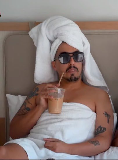 emiliaxlali_'s tweet image. Yo viendo la alfombra Golden y #PremiosIdolo