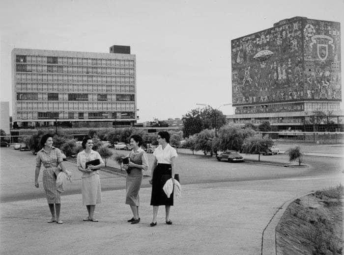 📚🎉¡Larga vida a la FFYL UNAM! 📚🎉 ¡Hoy cumple 100 años de ser el semillero cultural, geógrafico e histórico más grande de México! ¡#Goya! 💛💙

📷 IISUE UNAM/Archivo Histórico de la UNAM - Ahunam