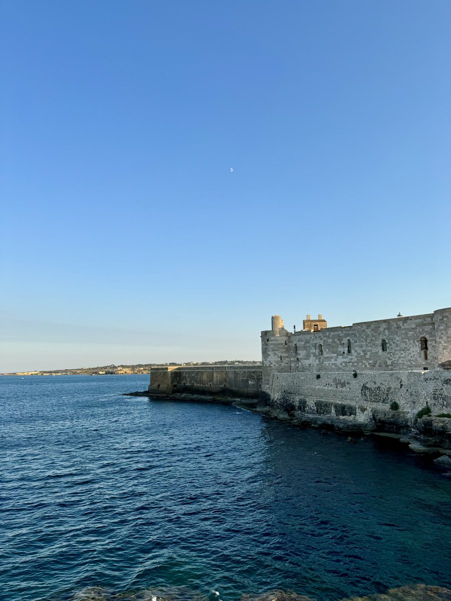 CharmOfCulture's tweet photo. 📍Siracusa, Italy 🇮🇹 

Siracusa might be my favourite spot in all of Sicily. A perfect blend of ancient history and coastal charm. https://t.co/EoEiAY3FL7